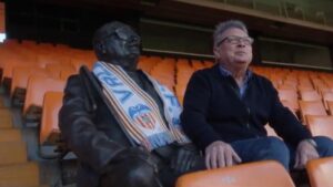 media-estatua-de-vicente-navarro-aparicio-en-las-gradas-de-mestalla