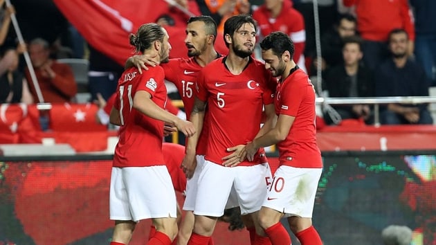 “Milan” və “Sevilya” türkiyəli futbolçunu istəyir