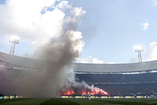Stadionda yanğın oldu…”Feyenoord” kuboku qazandı!